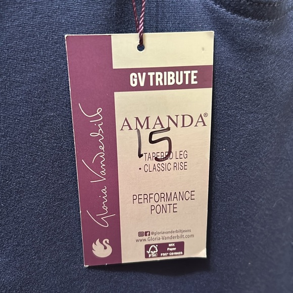 Gloria Vanderbilt - Picture 4 of 4